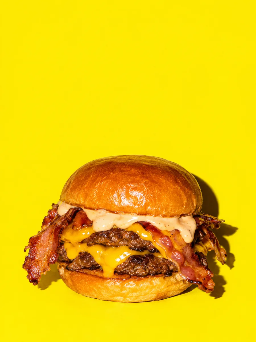 Le Bacon, smash burger au bacon, sur fond jaune