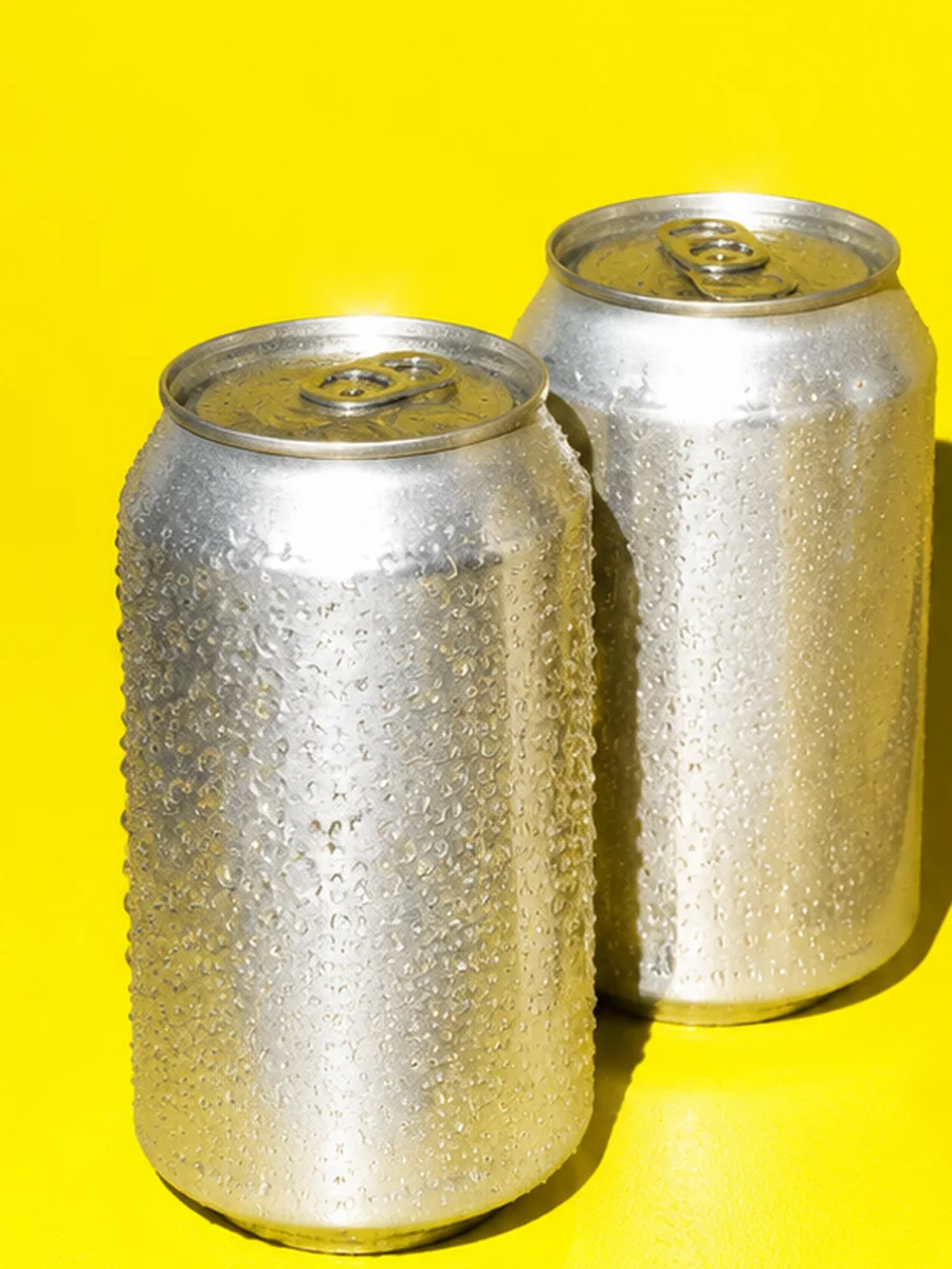 Deux canettes givrées sur fond jaune