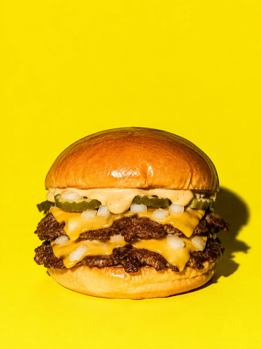 Le Double, smash burger à deux steaks, sur fond jaune