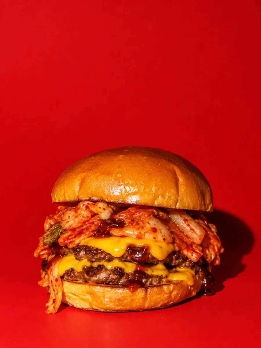 Le Kimchi, smash burger au kimchi, sur fond rouge