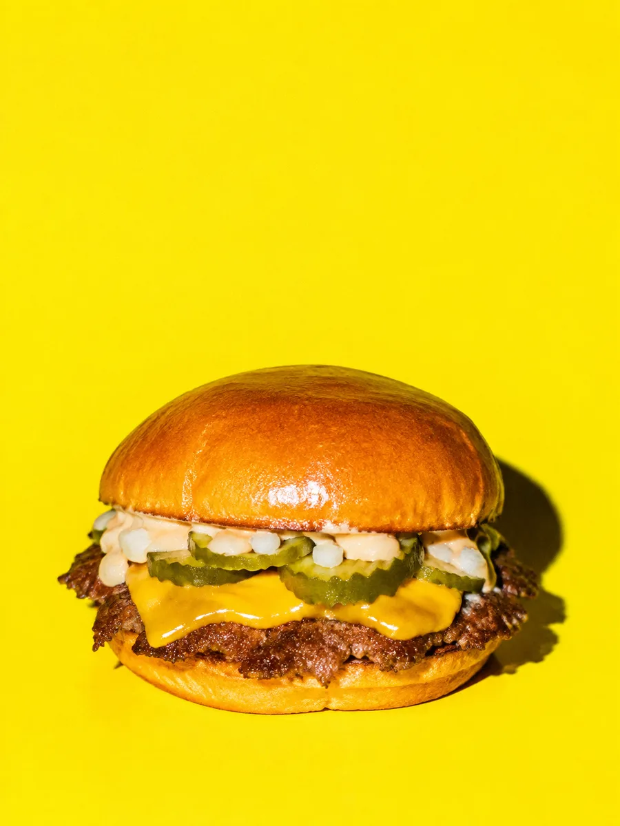 Le Simple, smash burger à un steak, sur fond jaune