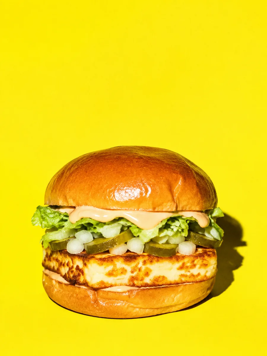 Le Halloumi, burger au halloumi grillé, sur fond jaune