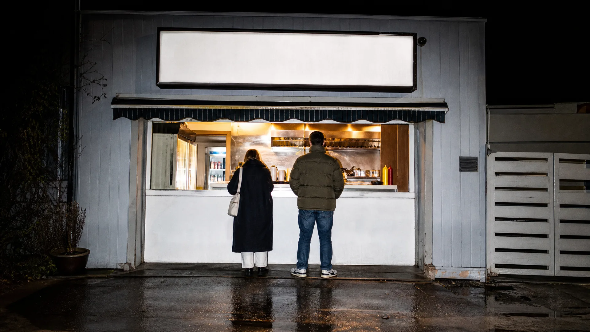 Devanture de nuit au flash, fenêtre de service éclairée